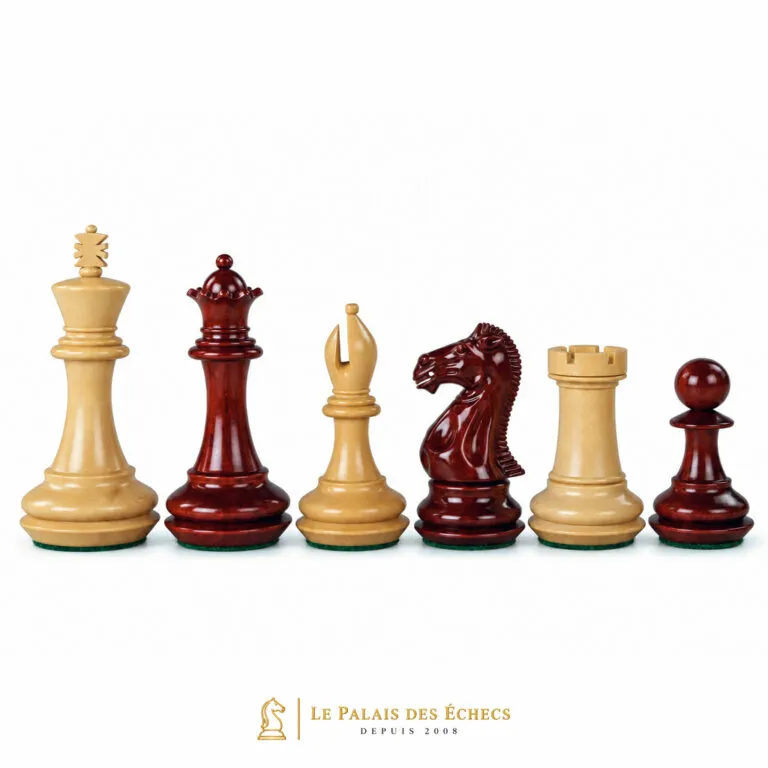 Pièces d'échecs en bois de padouk et buis, rangée complète alignée