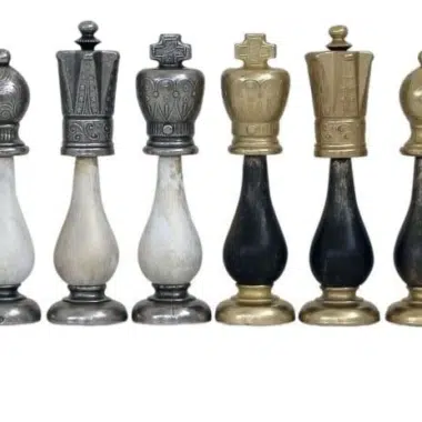 Détail des six rois en métal noir, blanc et doré alignés