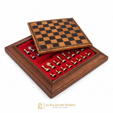 Coffret en bois ouvert révélant les pièces magnétiques rangées en feutrine rouge