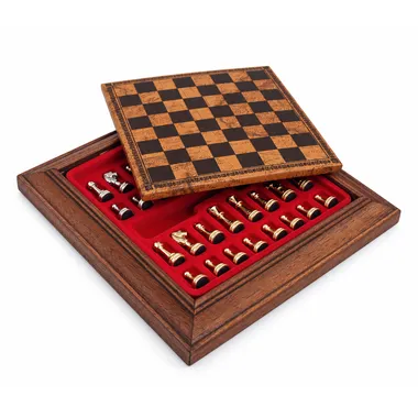Coffret en bois ouvert révélant les pièces magnétiques rangées en feutrine rouge