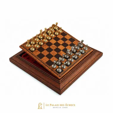 Ensemble jeu d'échecs magnétique posé ouvert sur son coffret en bois