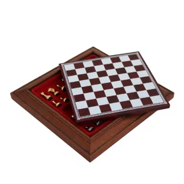 Coffret de rangement ouvert avec compartiment pour les pièces d'échecs