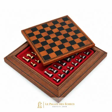 Coffret en bois ouvert montrant le compartiment de rangement rouge pour les pièces