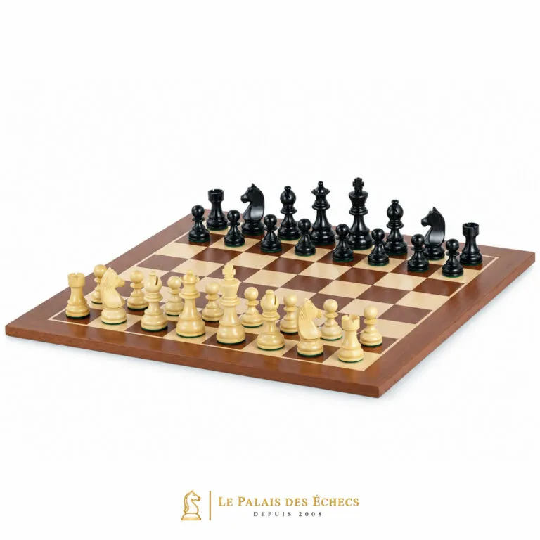Ensemble complet avec pièces en buis et échiquier en acajou et érable, vue d'ensemble