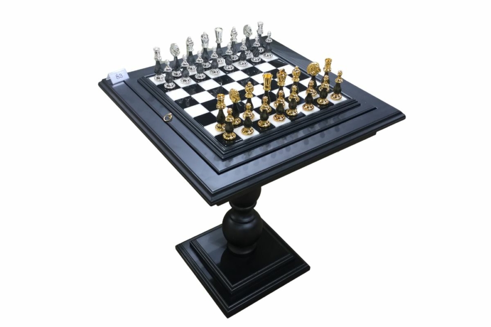 Ensemble Jeu d'Échecs en Laiton Plaqué Or et Argent et Table d'Échecs en Bois et Marbre