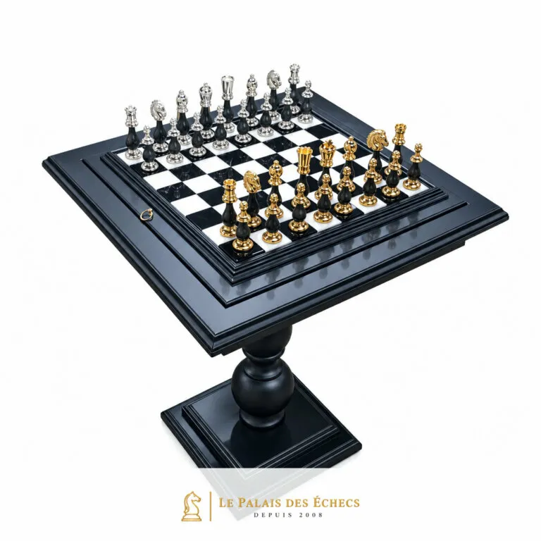 Ensemble Jeu d'Échecs en Laiton Plaqué Or et Argent et Table d'Échecs en Bois et Marbre