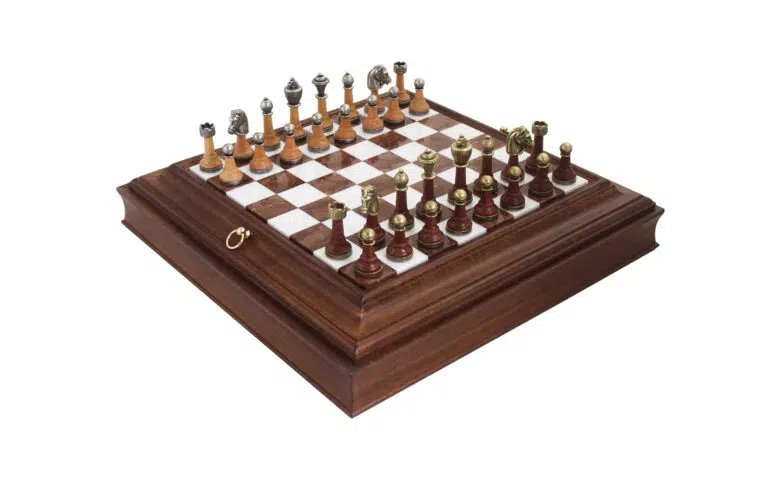 Ensemble Jeu d'Échecs en Métal et Bois Massif et Échiquier en Bois et Marbre