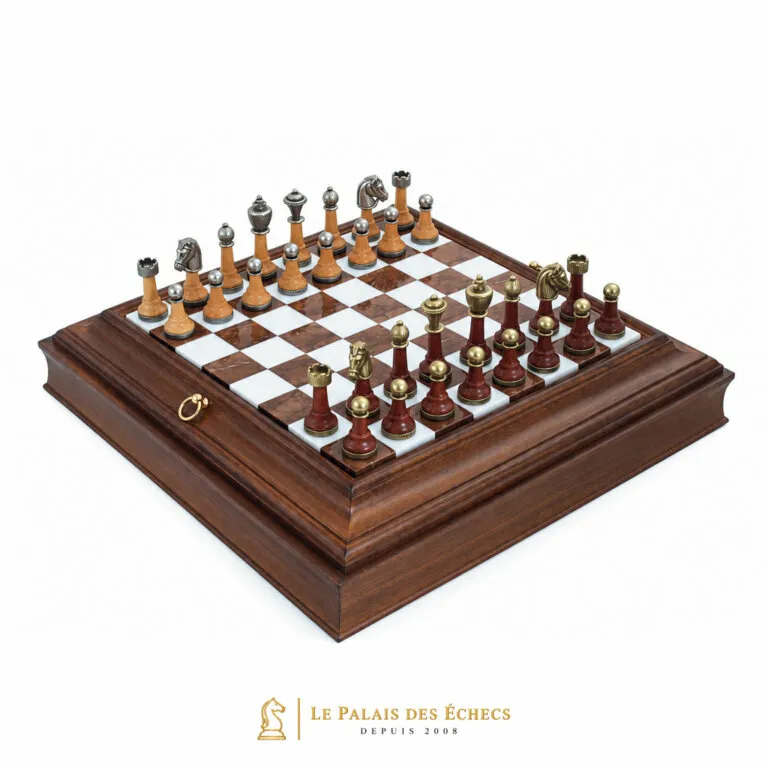 Ensemble complet avec pièces en métal et bois sur échiquier en marbre et coffret bois