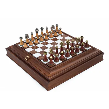 Ensemble complet avec pièces en métal et bois sur échiquier en marbre et coffret bois