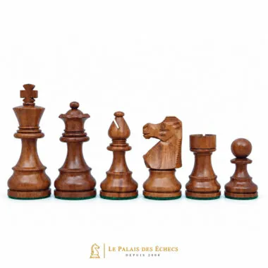 Pièces d'échecs Staunton français, cavalier et tour en acacia foncé, vue rapprochée