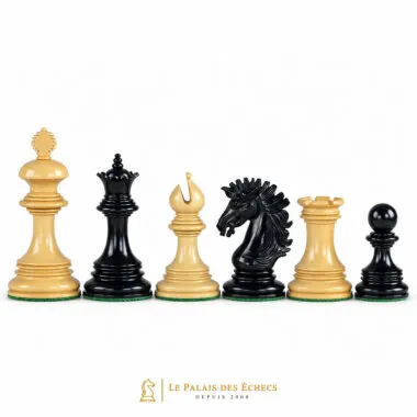 Pièces d'échecs en ébène foncé et buis, détail de la dame et du cavalier