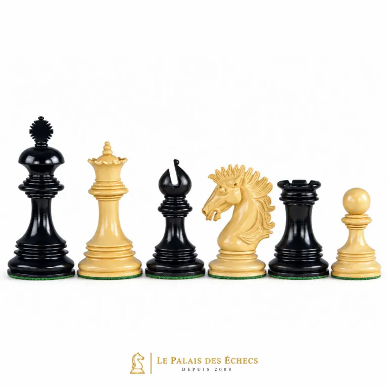 Pièces d'échecs en buis clair et ébène, dame, fou, cavalier et tour