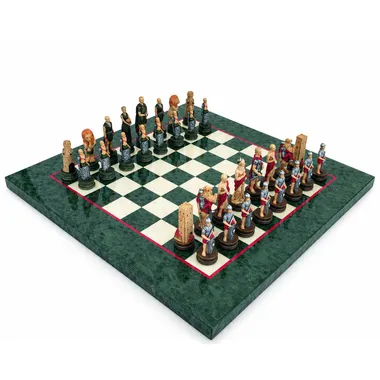 Jeu d'échecs Romains vs Gladiateurs installé sur échiquier vert et crème