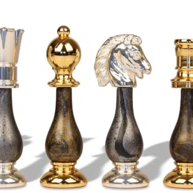 Alternative view of Ensemble Jeu d'Échecs en Laiton Plaqué Or et Argent et Table d'Échecs en Bois et Marbre Noir et Blanc