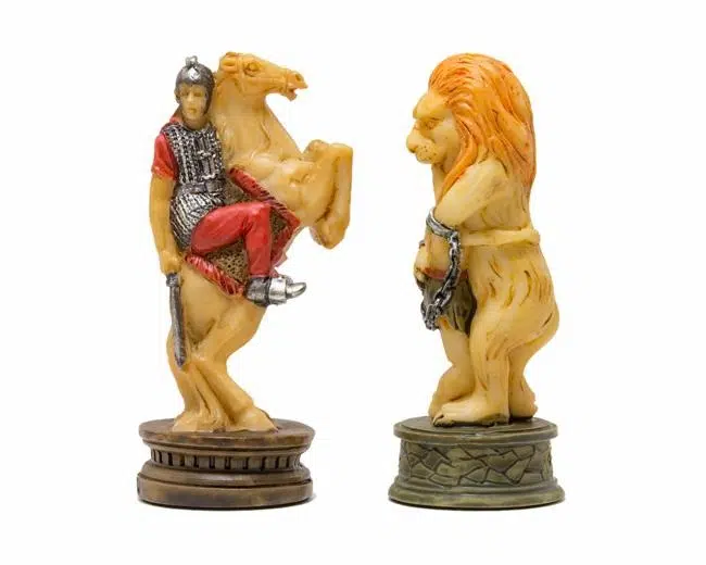 Ensemble Jeu d'Échecs Romains VS Gladiateurs et Échiquier en Bois d'Érable – Image 5