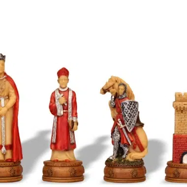 Détail de quatre pièces Camelot : roi, évêque, chevalier et tour en résine peinte