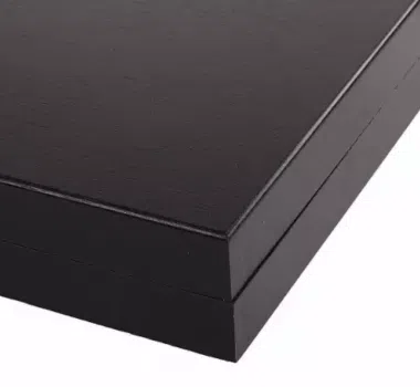 Coffre de rangement en bois noir, détail du coin et de la finition