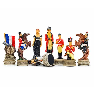 Pièces d'échecs Bataille de Waterloo représentant soldats, cavaliers et dame en robe