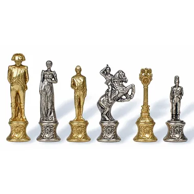 Détail de quatre pièces dorées, dame, roi, cavalier et pion du jeu Napoléon
