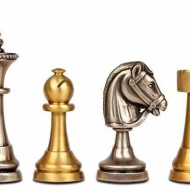 Alternative view of Ensemble Jeu d'Échecs Staunton en Laiton Massif et Échiquier en Bois de Noyer Finition Brillante