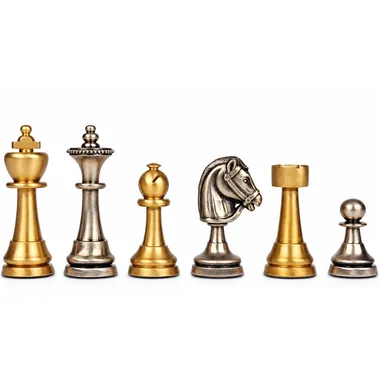 Pièces d'échecs en laiton doré et argenté, détail du roi, fou, cavalier et tour