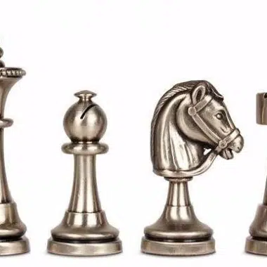 Pièces d'échecs en laiton argenté, détail du roi, fou, cavalier et tour