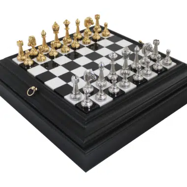 Ensemble Jeu d'Échecs en Métal Plaqué Or et Argent et Échiquier Noir et Blanc en Bois Laqué avec Plateau de Jeu en Marbre