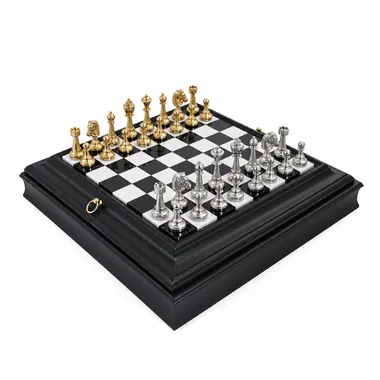 Ensemble complet avec pièces dorées et argentées sur échiquier noir et blanc, coffret marbré