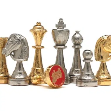 Alternative view of Ensemble Jeu d'Échecs en Métal Plaqué Or et Argent et Échiquier Noir et Blanc en Bois Laqué avec Plateau de Jeu en Marbre