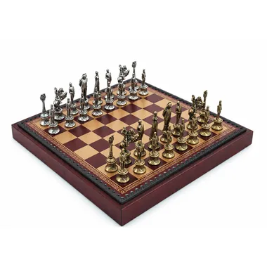 Ensemble jeu d'échecs Napoléon posé en diagonale sur l'échiquier en similicuir