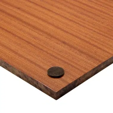 Échiquier, revers en bois avec patin feutré visible en coin
