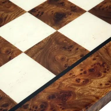 Détail des marqueteries et des veines du bois sur un coin de l'échiquier