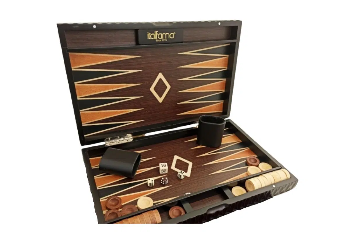 Coffret de backgammon ouvert, plateau marqueté et pions en bois disposés