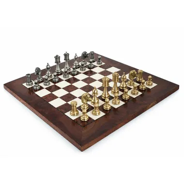 Ensemble jeu d'échecs en laiton massif posé sur échiquier en bois d'orme