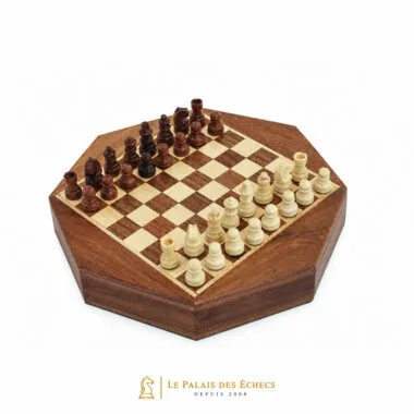 Échiquier octogonal en bois d'acacia avec pièces en position de jeu