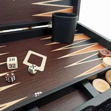 Détail du plateau de backgammon avec dés, gobelet et pions en bois