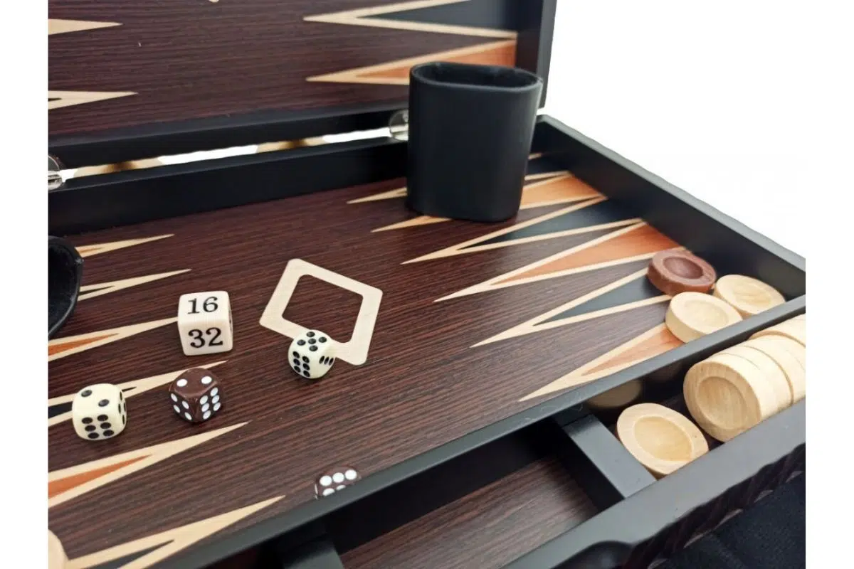 Détail du plateau de backgammon avec dés, gobelet et pions en bois