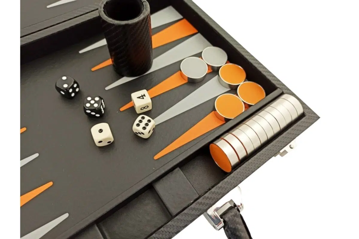 Ensemble de Backgammon Pliable en Similicuir Noir et Orange – Image 2