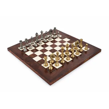 Ensemble complet jeu d'échecs en laiton sur échiquier en bois de noyer brillant