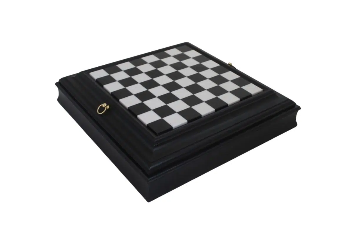 Ensemble Jeu d'Échecs en Métal Plaqué Or et Argent et Échiquier Noir et Blanc en Bois Laqué avec Plateau de Jeu en Marbre – Image 7