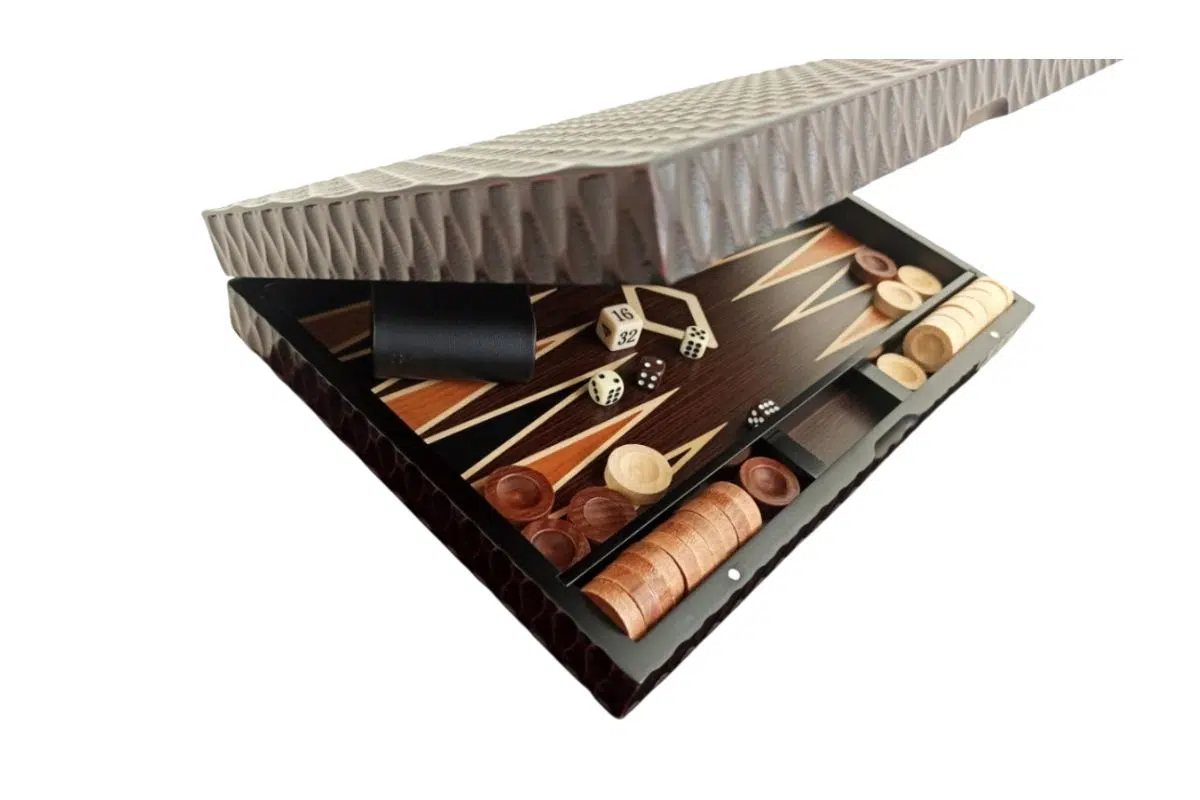 Coffret de backgammon fermé vu de dessus, couvercle texturé et plateau ouvert