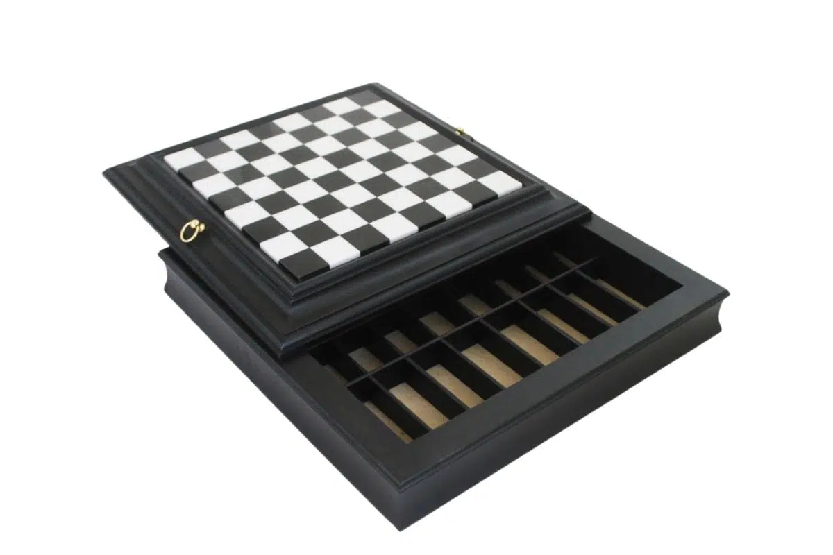 Ensemble Jeu d'Échecs en Métal Plaqué Or et Argent et Échiquier Noir et Blanc en Bois Laqué avec Plateau de Jeu en Marbre – Image 8