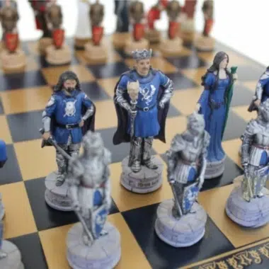 Alternative view of Ensemble Jeu d'Échecs Roi Arthur en Résine et Échiquier en Similicuir Bleu
