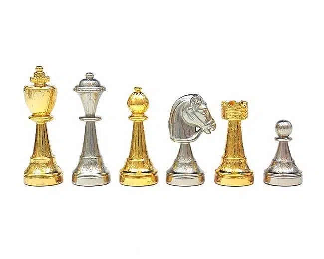 Ensemble Jeu d'Échecs en Métal Plaqué Or et Argent et Échiquier Noir et Blanc en Bois Laqué avec Plateau de Jeu en Marbre – Image 4