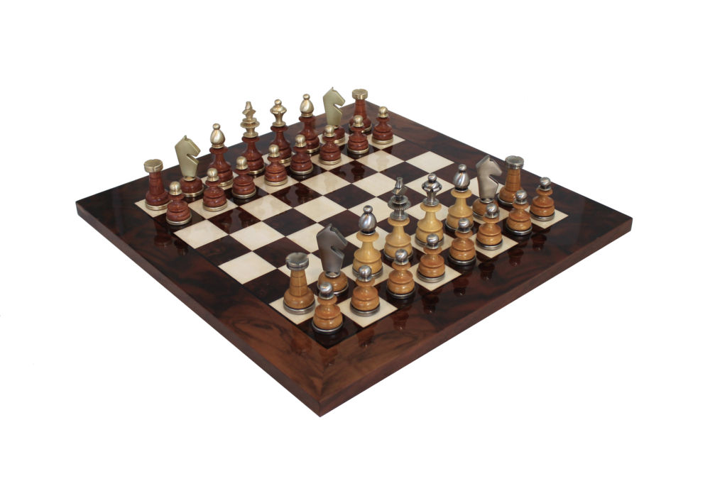 Ensemble de Jeu d'Échecs en Laiton Massif et Bois avec Échiquier en Noyer de Bruyère Finition Brillante