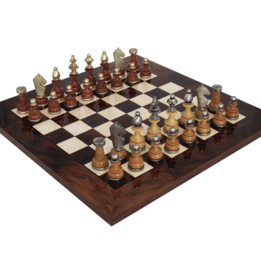 Ensemble de Jeu d'Échecs en Laiton Massif et Bois avec Échiquier en Noyer de Bruyère Finition Brillante