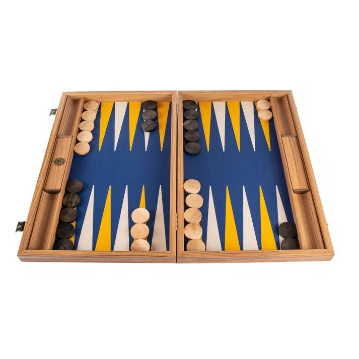 Backgammon en similicuir bleu royal ouvert avec pions en bois disposés