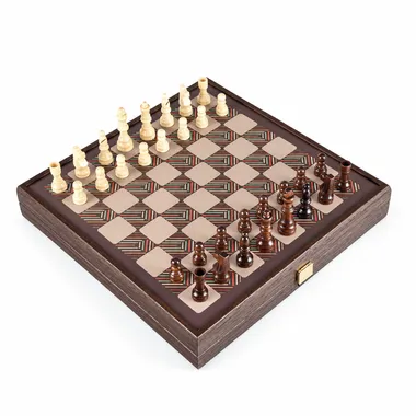 Coffret 4 en 1 ouvert avec échiquier et pièces en bois en position de jeu