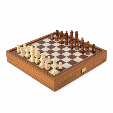 Échiquier en bois avec pièces d'échecs marron et blanc installées