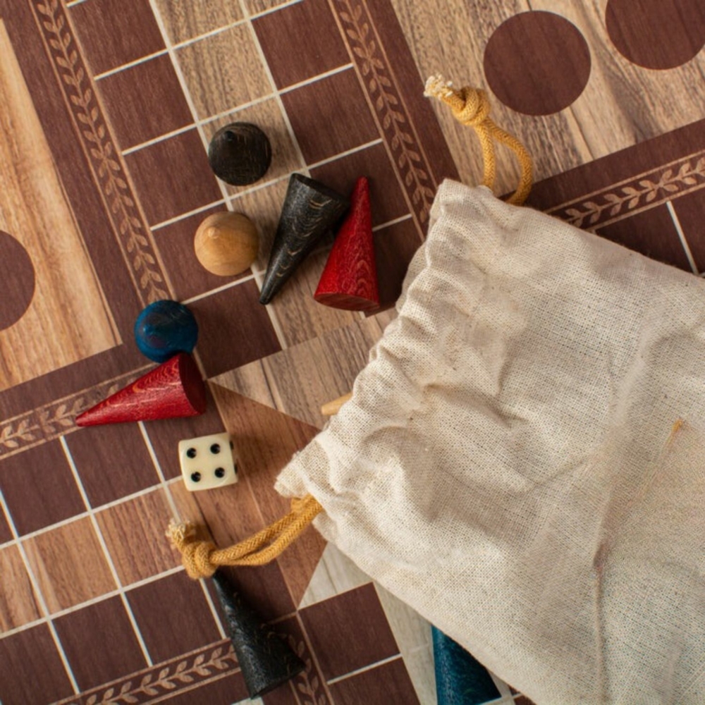 Jeu de Societe 4 en 1 en Bois - Jeu d Échecs, Backgammon, Ludo et Serpents et Échelles avec Rangement